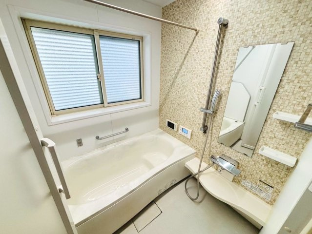 中古戸建　安八郡神戸町大字丈六道　平成27年築の浴室|浴室仕様。5時間経っても2.5度以内の湯温低下ですから、追い炊き回数が減り光熱費も節約できます。