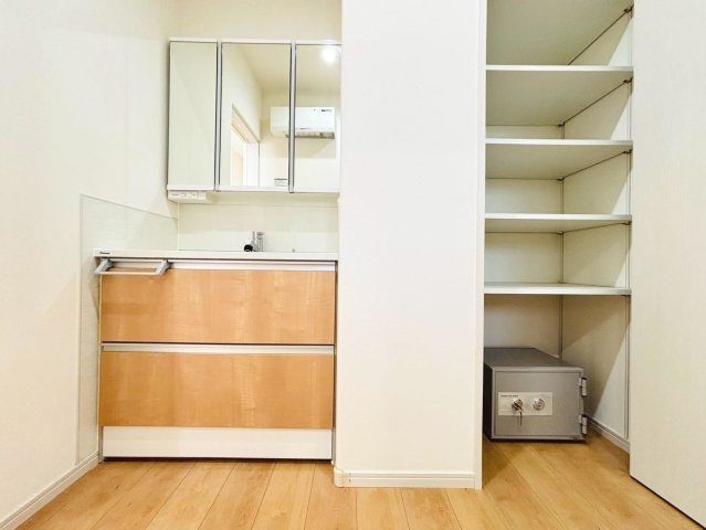 中古戸建　安八郡神戸町大字丈六道　平成27年築の収納|影ができにくい「ツインラインLED照明」。