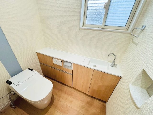 中古戸建　安八郡神戸町大字丈六道　平成27年築のトイレ|少ない水で効率的に洗浄するトルネード洗浄とお掃除のしやすさを究めたフチなし形状でお手入れ楽々。