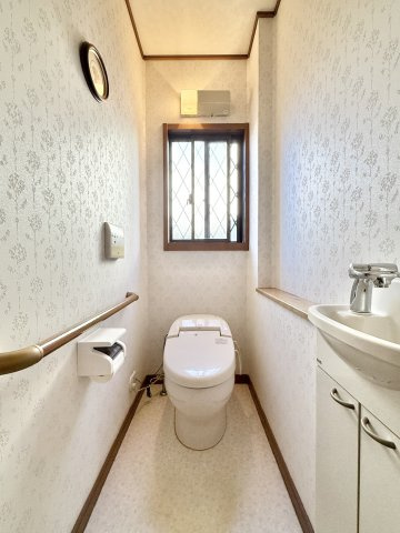 中央区中島4丁目のトイレ|トイレの状態も非常に良好です。ライトは人感センサーになっていますよ！