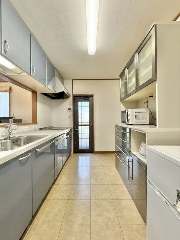 中央区中島4丁目のキッチン|5.3帖のキッチンは、食器棚を置いてもかなりのゆとりがあります。