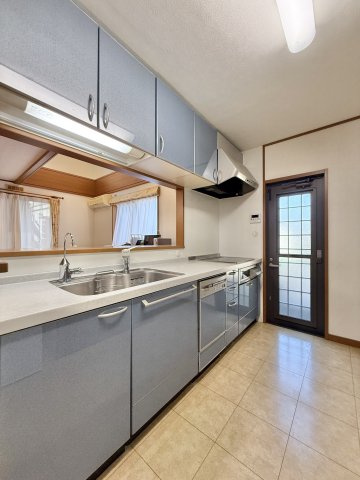 中央区中島4丁目のキッチン|この大きさのキッチンでしたら、家族で並んで料理を楽しむことができますね♪