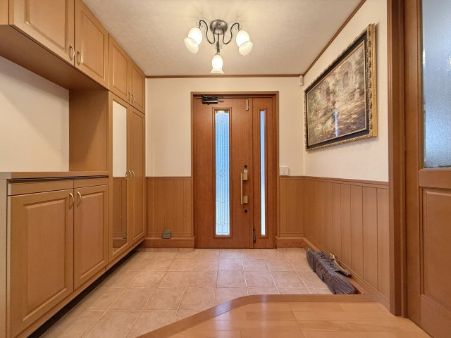 中央区中島4丁目の玄関|親族が集まっても、靴の置場に困ることのない余裕のある玄関スペースですよ！