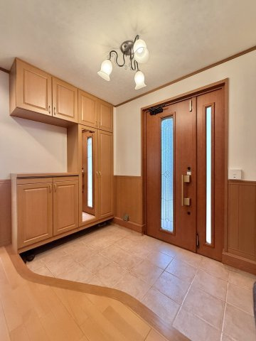 中央区中島4丁目のその他|玄関横にはセコムも付いており、セキュリティーもしっかりと確保されています。