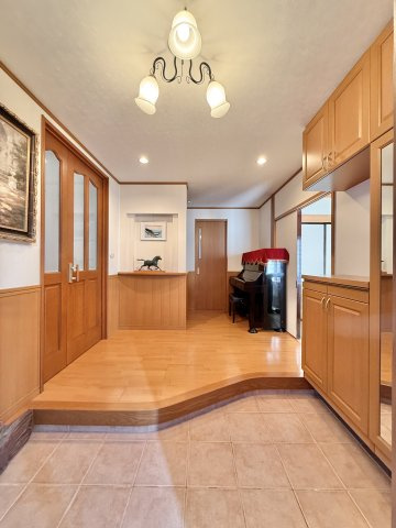 中央区中島4丁目の居間・リビング|玄関扉からの景色です。自宅に帰って、この景色が広がっているを想像すると、ワクワクします！