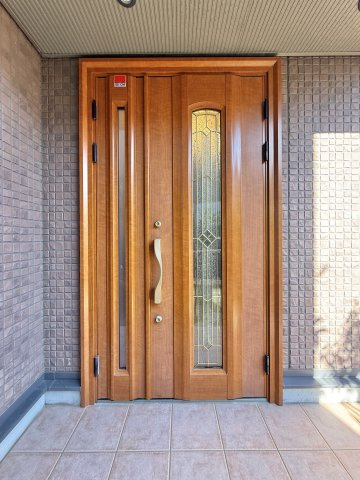 中央区中島4丁目のその他|高級感漂う玄関ドアです！玄関ドアからも家の上品さが伝わってきます。