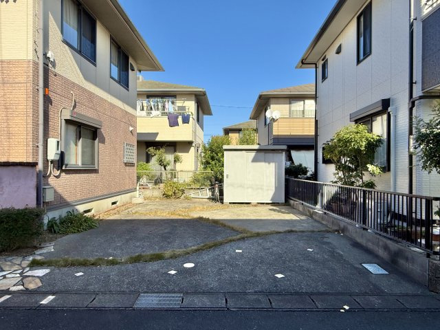 中央区中島4丁目の駐車場|駐車場は横２台、奥に１台可能です。物置を撤去すれば、最大４台の駐車が可能となります。