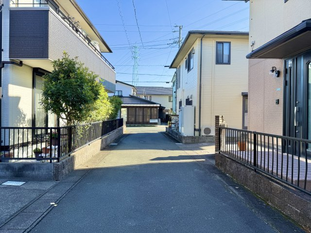 中央区中島4丁目の前面道路含む現地写真|通りから奥に入ったところにあるため、家の前の車通りはありませんよ！小さいお子さんがいる家庭も安心です。