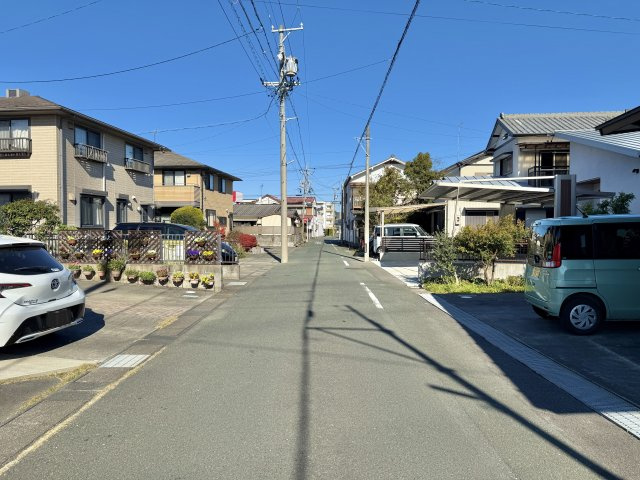 中央区中島4丁目の前面道路含む現地写真|前面道路を南から北に撮影しました！車通りはほとんどないので、運転苦手な方でも安心して駐車することができます。