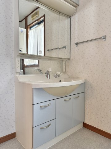 中央区中島4丁目の独立洗面台|洗面台もキッチン同様にライトブルーで素敵な配色になっています。築２１年とは思えない程、状態が良いです。