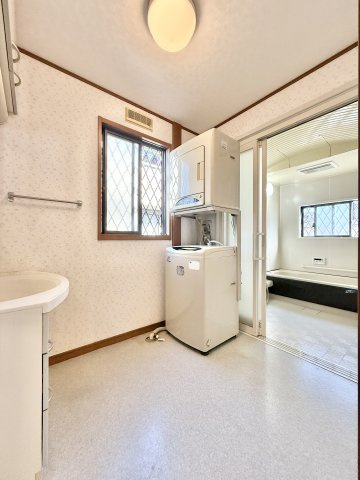 中央区中島4丁目の洗面所|洗面所もかなりゆとりある空間が広がっています。