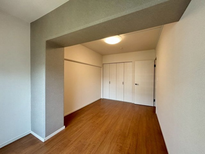 【寝室】 | エバーグリーン金岡４号棟 | 落ち着いた色調の寝室です