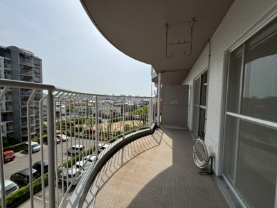 【バルコニー】 | エバーグリーン金岡４号棟 | 暖かな日差しのふりそそぐバルコニー