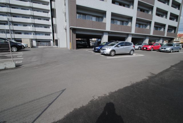 ルネスTAKADAの駐車場