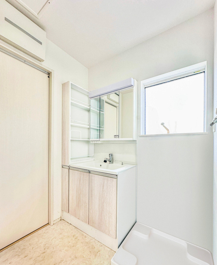 中央区高林4丁目の洗面所|居住中でプライバシー確保のため、既存の家具を消しました。イメージ画像です。