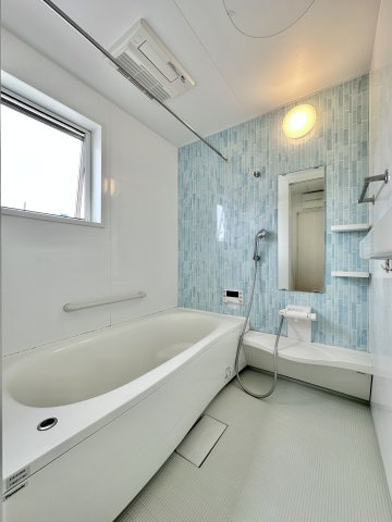 中央区高林4丁目の浴室|浴室は、清潔感のあるブルー×ホワイトで統一されています。
子供と一緒に入っても楽しめる大きさです♪