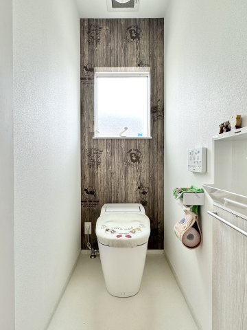 中央区高林4丁目のトイレ|こちらは１Fのトイレです。背面の壁紙は、木目の中に「くまのプーさん」がいてカワイイですよ♪