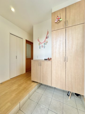 中央区高林4丁目の玄関|家族が多くても対応可能な大容量のシューズクロークを完備♪