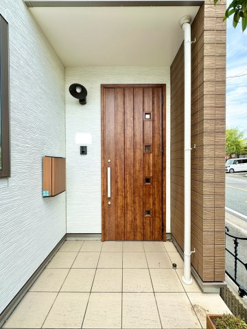 中央区高林4丁目の玄関|アイアンの外灯がアクセントとなったナチュラルな雰囲気の玄関です。