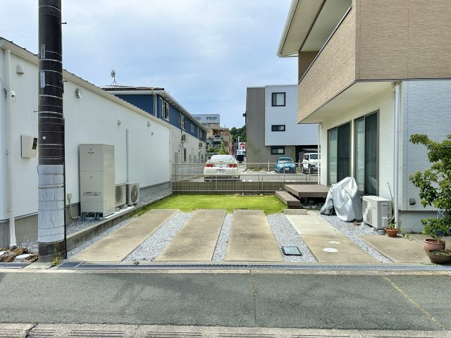 中央区高林4丁目の駐車場|駐車場はコンクリート部分で２台分を確保！更に芝部分を変更すれば３台停めることも可能です！
