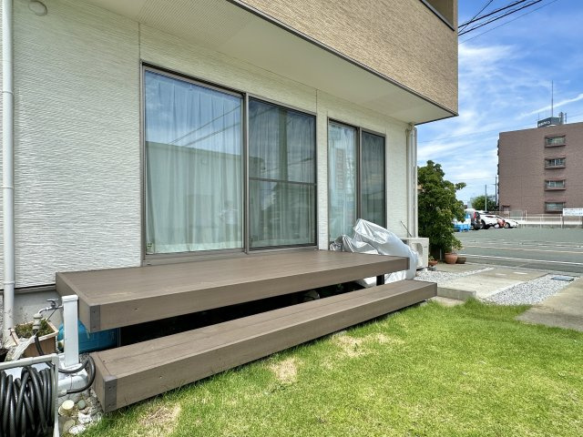 中央区高林4丁目の庭|LDKの外にはワイドタイプのウッドデッキを完備！樹脂タイプなので経年劣化で腐食する心配もありません。
ここで家族でBBQを楽しむことができますよ♪