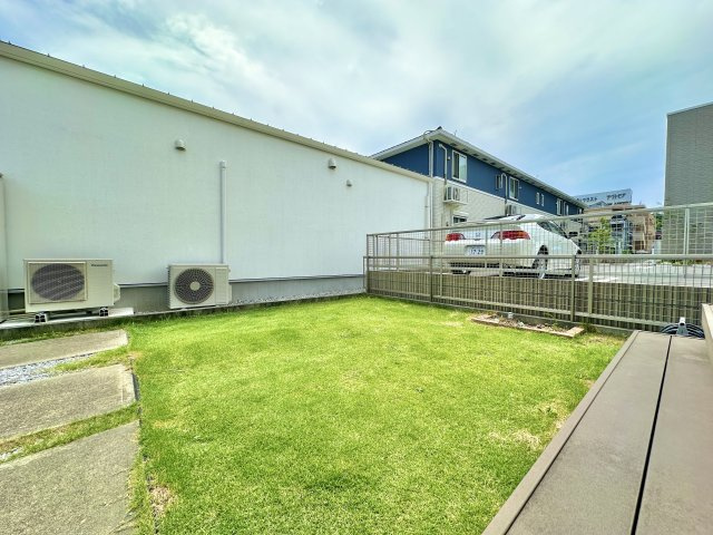 中央区高林4丁目の庭|庭には天然芝が敷いてあります！隅には菜園スペースがあるので、子供と一緒に野菜を育てるのもいいですね♪