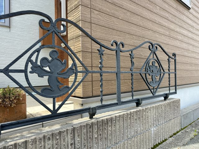 中央区高林4丁目のその他|夢の国好きにはたまらない、ミッキーのアイアンフェンスを使用した外構となっております！