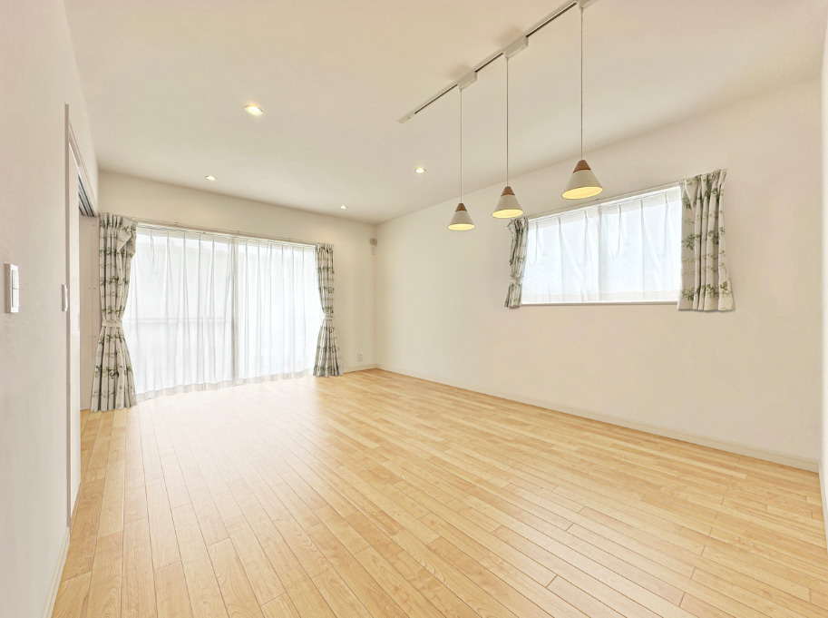 中央区高林4丁目の居間・リビング|居住中でプライバシー確保のため、既存の家具を消しました。イメージ画像です。