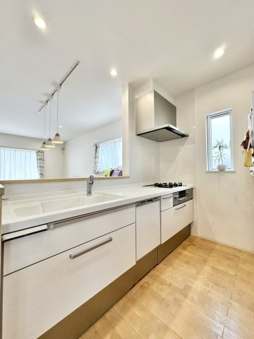 中央区高林4丁目のキッチン|キッチンは清潔感ある白で統一されています。３口のガスコンロに食洗機も完備です。