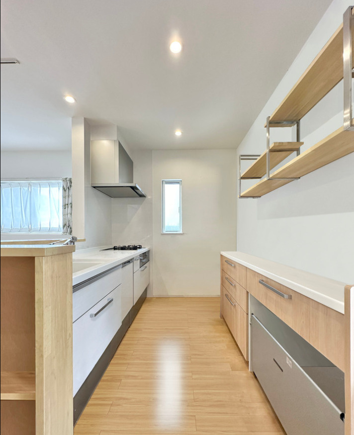 中央区高林4丁目のキッチン|居住中でプライバシー確保のため、既存の家具を消しました。イメージ画像です。