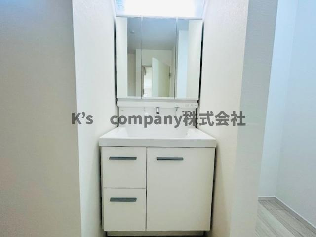 茅ヶ崎市菱沼１丁目　新築戸建の独立洗面台|三面鏡のある洗面化粧台☆