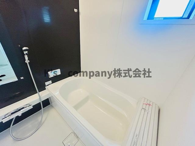 茅ヶ崎市菱沼１丁目　新築戸建の浴室|換気に便利な窓のある浴室☆