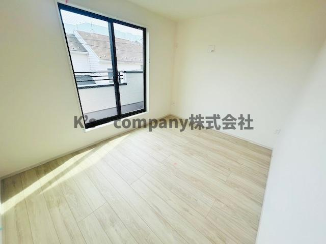 茅ヶ崎市菱沼１丁目　新築戸建の寝室|約10帖の2F洋室です☆寝室としても使えます☆