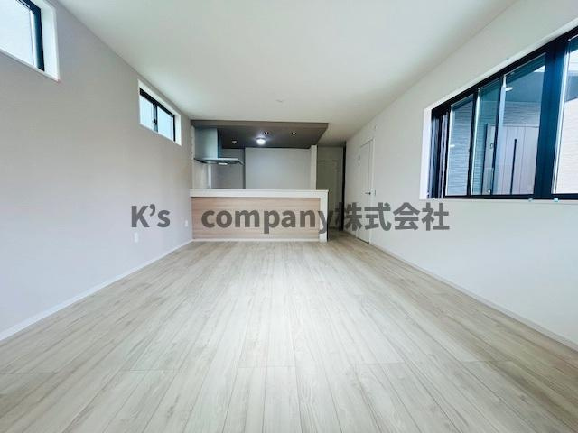 茅ヶ崎市菱沼１丁目　新築戸建の居間・リビング|約17.8帖の南向きのリビング☆