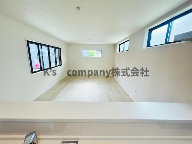 茅ヶ崎市菱沼１丁目　新築戸建の居間・リビング|キッチンから見渡せるリビングスペース☆