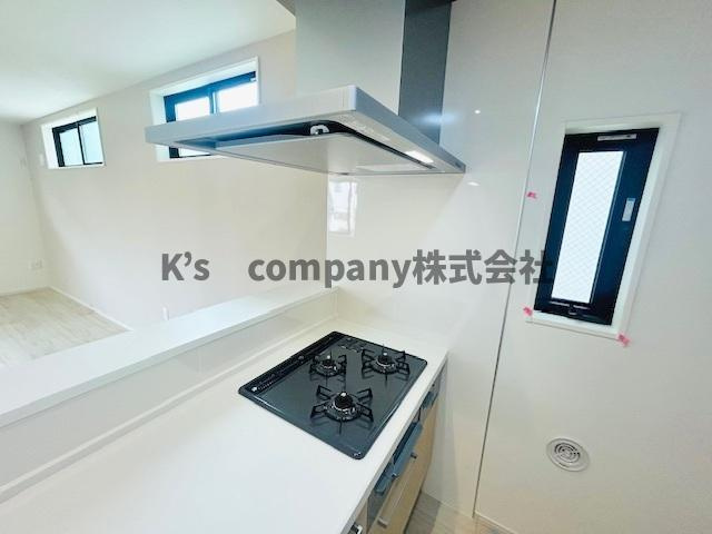 茅ヶ崎市菱沼１丁目　新築戸建のキッチン|換気に便利な窓のあるキッチン☆お料理の同時進行ができる３口ガスコンロです♪