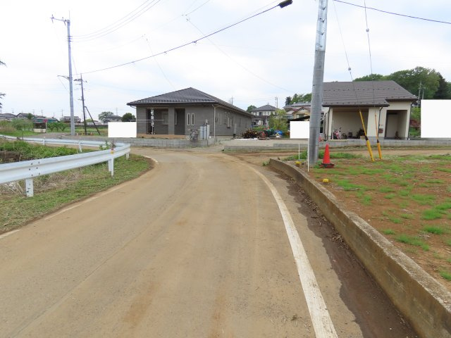 鳩山町赤沼売地の前面道路含む現地写真
