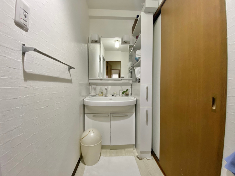 アーバンヒルズ浜松中野町の洗面所|写真右側に、洗濯機置場があります。防水パン・蛇口は3年前に新品に交換済みです。