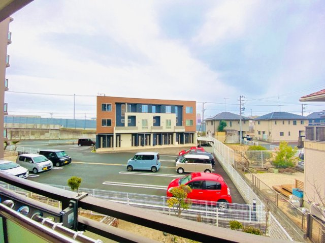 アーバンヒルズ浜松中野町の展望|南側は隣地アパートの駐車場の為、陽当り良好です。