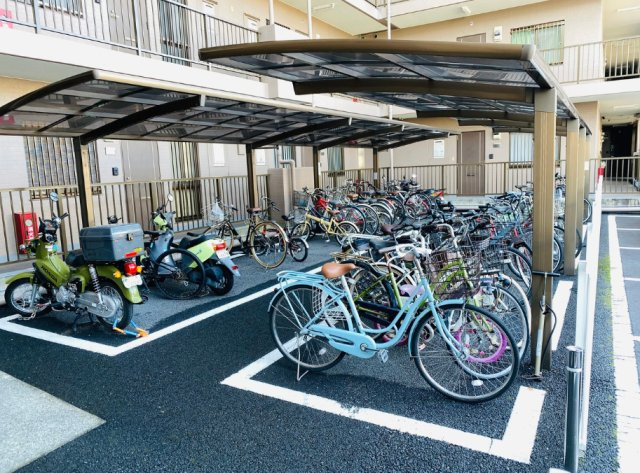 アーバンヒルズ浜松中野町のその他共用部分|駐車場・駐輪場も敷地内に確保されています。