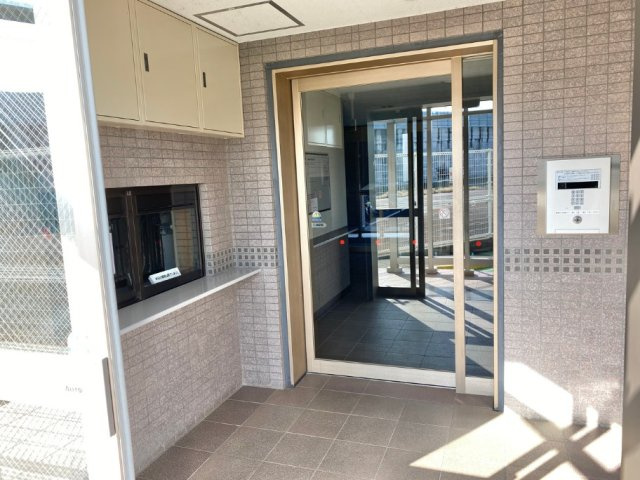 アーバンヒルズ浜松中野町のエントランス|入口はオートロックで、平日は管理人さんが在中しています。