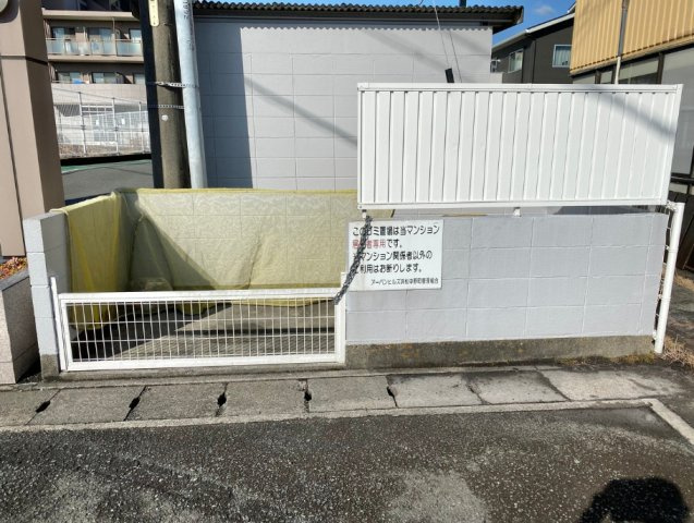 アーバンヒルズ浜松中野町のその他共用部分|マンション入り口にゴミ置き場が設置されています