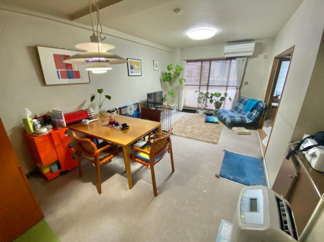 アーバンヒルズ浜松中野町の居間・リビング|廊下側からリビングダイニングを撮影しました。南向きのため、陽がしっかりと部屋に入ります。