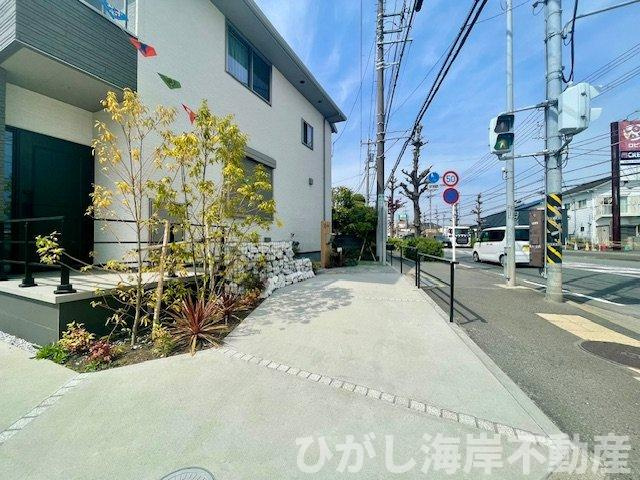 茅ヶ崎市萩園　中古戸建の前面道路含む現地写真|駐車スペース
