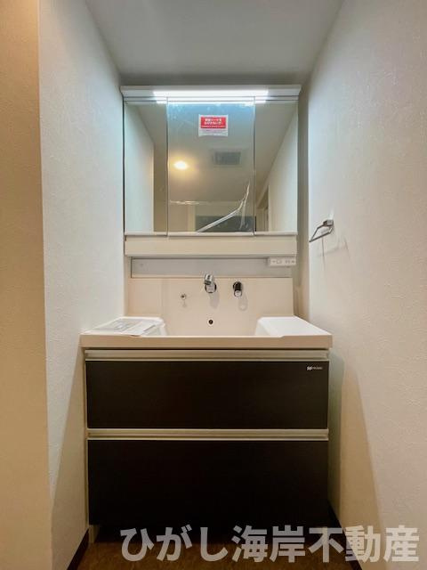 ライオンズマンション茅ヶ崎第3の独立洗面台|三面鏡独立洗面化粧台