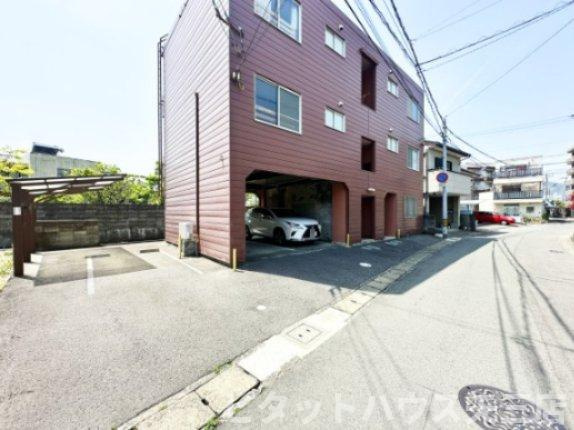 笹田マンションの駐車場|駐車スペースもあります