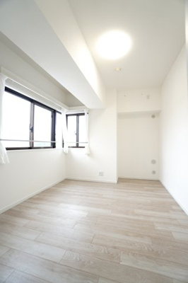 【洋室】 | 【上質リフォーム】ファミール江波公園ツインズ弐番館 | 【洋室約6.1帖】
心と体をゆったりと安らげる主寝室。
寝室のゆとりが大きい分だけ、
暮らしの安らぎは深まります。
一日の疲れを癒すだけでなく、
ご夫婦の親密な語らいを紡ぎ出します。