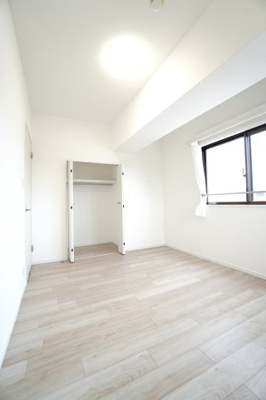 【洋室】 | 【上質リフォーム】ファミール江波公園ツインズ弐番館 | 【洋室約6.1帖】
どんな家具や敷物でも部屋に馴染みやすく、
コーディネートがし易そうですね。
配置も柔軟に対応できるので身の回りの整理もし易い！
自分好みの空間に出来そうですね！