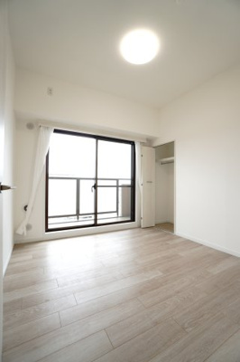 【洋室】 | 【上質リフォーム】ファミール江波公園ツインズ弐番館 | 【北側洋室約4.5帖】
居室にはクローゼットを完備。
自由度の高い家具の配置が叶うシンプルな空間です。
お子様の成長と人数と共に必要になる
子供部屋にもぴったりの間取りですね。