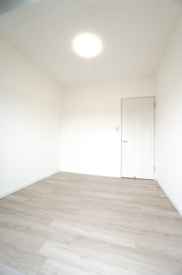 【洋室】 | 【上質リフォーム】ファミール江波公園ツインズ弐番館 | 【北側洋室約4.5帖】
こども部屋をコーディネート！このぐらいの広さがあれば、 
お子さんの好きな色やモチーフを使ったコーディネートで、
勉強もお片付けも全部楽しいお気に入りの空間にしていけそうですね